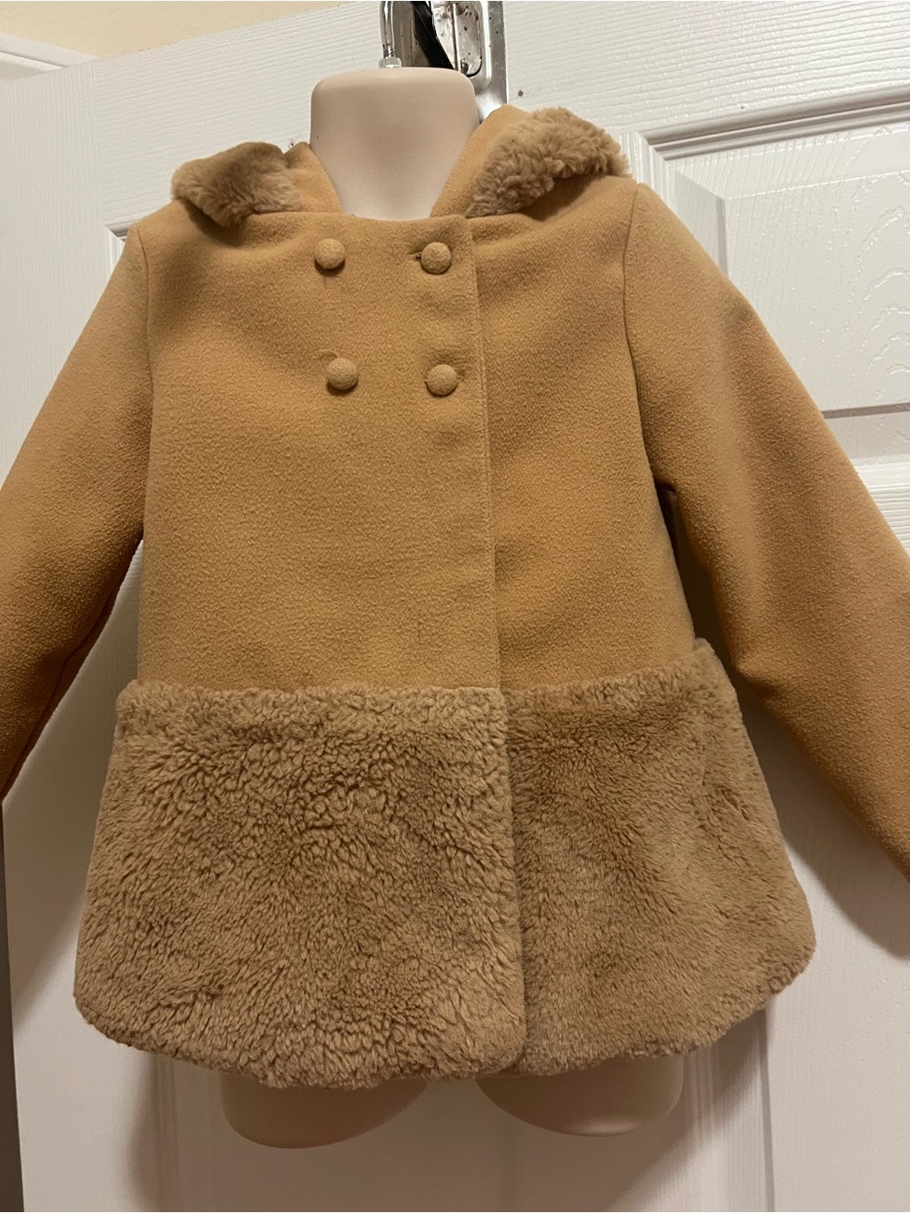 NWOT Max Studio Kids Toddler Coat with hood Size 3 Beige faux fur hood & bottom